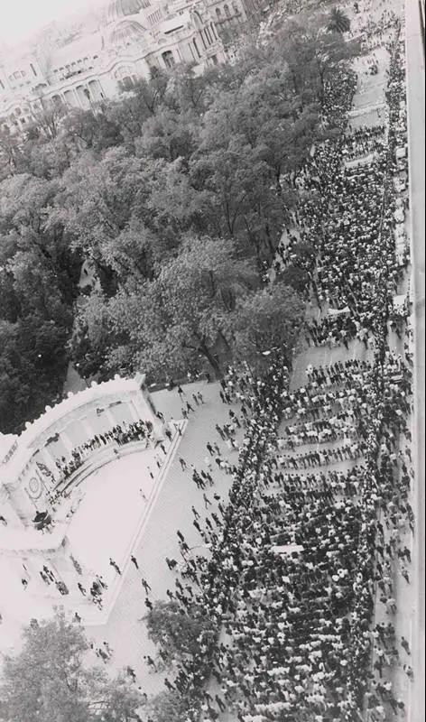 在20世纪60年代，阿迪达斯鲜明的黑白足球是由西班牙监狱中的囚犯生产的，依照的是在萨马兰奇的帮助下谈判达成的合同。这种强迫使用监狱劳工——在一个较小的规模上——是今天全球化的血汗工厂生产链的一个原型。