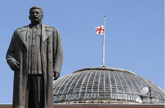 格鲁吉亚人民重新立起斯大林像