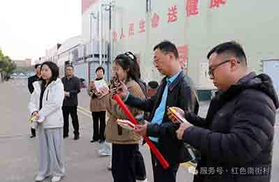 中央（含驻豫）全媒体记者采访团采访河南省南街村