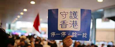 资本主义世界，自由的只是财阀、金融大资本家、军火商和政客家族，循规蹈矩的普通民众，哪来的自由?你能随便进入富豪们的半山别墅吗? 　　而那些不学无术、妄想不劳而获的流氓和恶棍们，被西方的“自由”忽悠瘸了，他们扬起手中的木棍砖头，砸向普普通通的政府职员，砸向那些兢兢业业工作养家的普通民众。