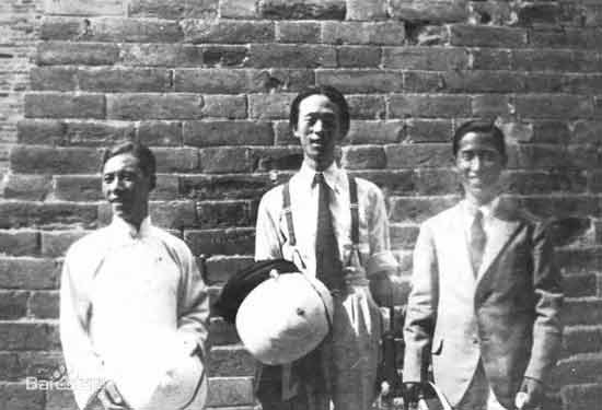 1927年,国家已经名义上统一,但国内政治形势复杂。后“大革命”语境对重新认识亭子间文化人而言十分重要。本文从后“大革命”语境出发重新考察,发现他们远远大于左翼文化人的范畴,还包括托派、国民党改组派、第三党等,是中国第三代激进主义者。亭子间文化人承载着大革命余绪,在20世纪二三十年代马克思主义传播过程中起着重要作用,与20世纪30年代上海新书业繁荣有直接关系。