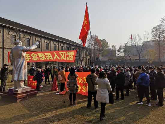 武汉工农兵庆祝毛主席诞辰127周年