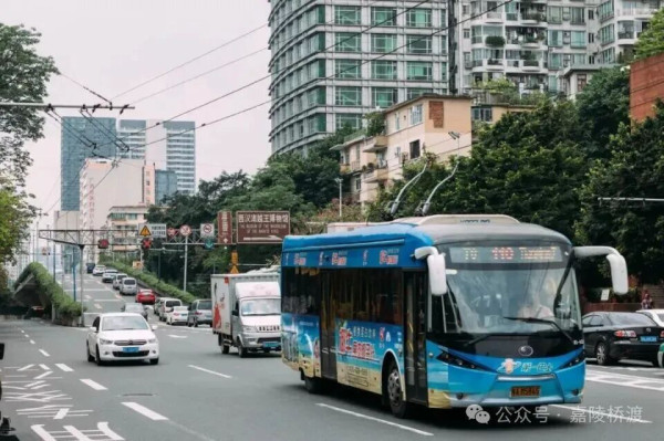 近日发布的《2025年广州市交通发展年度报告》,显示广州常规公交客流,从2019年的611万人次/日,一路跌至2025年的249万人次/日,降幅高达59%左右。