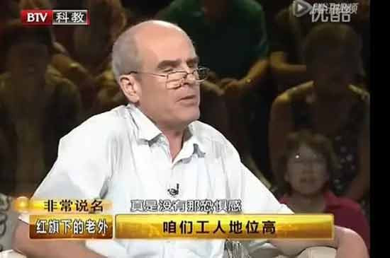 虽然董事长和普通员工分工不同,但大家都是为公司做贡献,凭什么成果都是你的,责任都是大家的?凭什么你能随意监督、斥责、开除员工,而员工不能坦坦荡荡说一句:“老张,好久不见啊”?