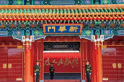 在毛主席发表《为人民服务》80周年的今天，情况发生了巨大而深刻变化，传统的为人民服务思想面临复杂情况挑战。