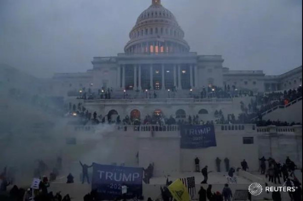美国就是一面镜子。这也是将社会生产的组织交予资本，将社会财富藏于少数人，媒体掌控舆论、与资本沆瀣一气，剩下的人在生存边缘挣扎、失落、失语、逐渐走向“失智”的必然。