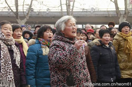2012年12月26日10时35分,郑州忽现彩虹。正在人民广场纪念毛泽东诞辰119周年的人们,高喊毛主席万岁!