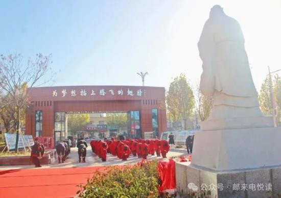 窗外，百年变局风起云涌，意识形态战场硝烟弥漫；窗内，初中生们正捧着《道德与法治》教材，学习“如何与同学友好相处”、“怎样调节自己的情绪”。这荒诞的一幕，每天都在中国的教室里上演。