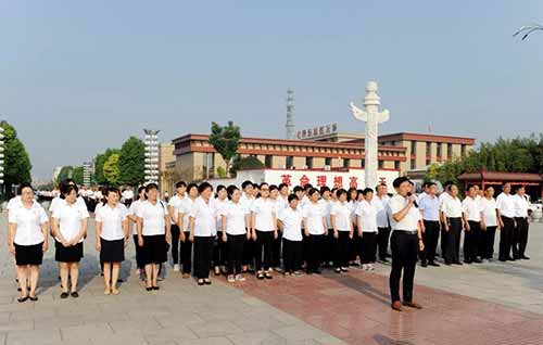 南街村举行纪念毛主席逝世43周年活动
