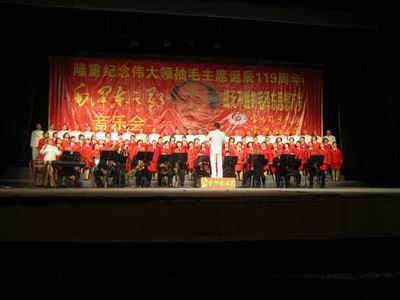 2012年12月26日被人们称呼为“中国红歌总司令戴诚”唱出“毛泽东之歌”,让人热血沸腾、让人情不自禁泪水不断模糊眼睛。