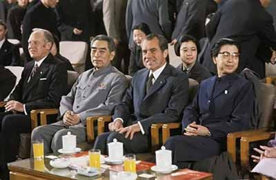 毛主席派专机接下野总统尼克松第二次访华：主席夫人陪同观看文艺演出
