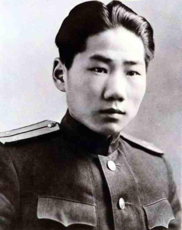 岸英与我们又是这样的近,因为他从未以“毛泽东的儿子”而傲娇,反而不断问自己,“我做毛泽东的儿子合格吗”;他当过农民、做过工人,与我们一样,都是劳动人民的一员;他的生命永远定格在年仅28岁,本该与今天的我们一样,风华正茂……叫一声岸英同志,不仅仅是因为他是我们的同志、我们的战友,更因为他用自己短暂而灿烂的一生,向我们诠释了一个优秀的共产主义战士的模样,是我们今天的有志青年值得学习的榜样