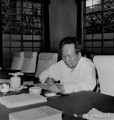 岂曰无碑,山河为碑; 何用留名,人心即名。 公者千古,私者一时。 毛主席万岁!