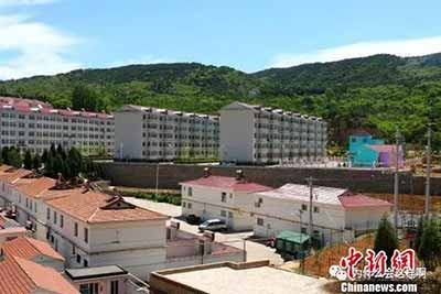 一个大的典型，一个小的典型，告诉了人类文明从未知晓的“真理”，那就是一盘散沙各自为政得过且过的村庄，比万众一心团结协作艰苦奋斗的村庄“伟大”，历史终极铭记这个“伟大”！铭记这个小岗的中国第一！