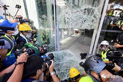 暴徒攻立會 全城憤怒 警隊凌晨平亂
