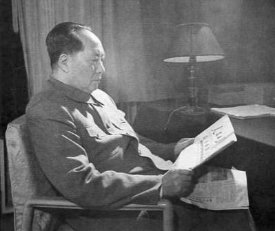 有人试图抽掉毛泽东的革命理想和革命精神，试图把毛泽东从神坛上拉下来变为“凡人”。其实毛泽东从来就是人，但他不是凡人，而是伟人。