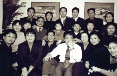 造成这个现象不是一蹴而就的,这其中其实包含着一个关于「私有化」的历史往事
