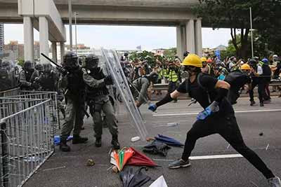 元朗“复仇者联盟”?别逗了!昨天(27日),香港的街头对峙再次说明一件事!