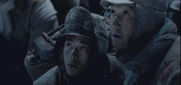 更令人发指的是,美军会无缘无故地给四肢健全的战俘截肢,把他们变成残疾人。美军还在釜山战俘营、济州岛战俘营两地进行了三次有组织的大规模屠杀。在屠杀中,除了机枪扫射外,美军还使用了毒气,这三次屠杀都造成了大量战俘死亡。