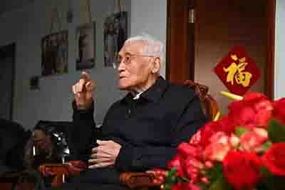 他是全球第一位惯性导航博士，101岁获“七一勋章”！