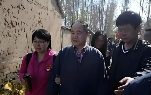之前我们起底贾平凹，有人留言称我们是“墙倒众人推，也不是什么好东西”。既然如此，我们又来起底莫言了，是不是又呛到你的肺管了？近期，一封举报信把莫言和他的女婿揪了出来，举报的内容是什么呢？