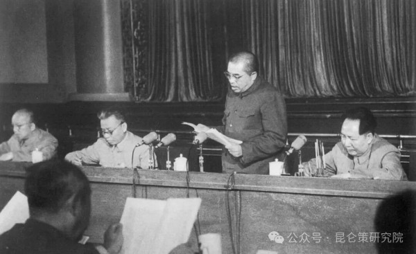 1953年9月毛泽东与梁漱溟之间的争论值得我们关注。二人之间的争论实际上是1953年之后中国走向的争论。梁漱溟作为民国乡村建设的代表人物，他的所作所为代表着相当一部分资产阶级的政治诉求。四面受敌的新政权容不得错误思潮忙中添乱，这也就是毛泽东为什么重视批评梁漱溟的原因。当我们重新思考这段历史，在具体的历史情境中作具体分析，我们会发现毛泽东的深思远虑。