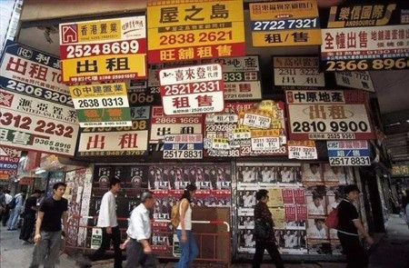 报告称，香港将在面积达300平方公里的都会区新建住房92万套，满足容纳250万人的住房需求，另外还要新建33万套公租房，给低收入人群解决住房问题。