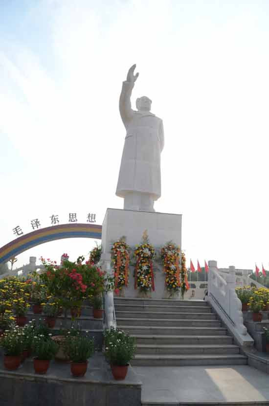 河南省南街村举行纪念毛主席逝世44周年活动