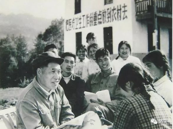 （当时）中国有5亿多农民。把医疗卫生工作的重点放到农村去！培养一大批‘农村也养得起’的医生，由他们来为农民看病服务。