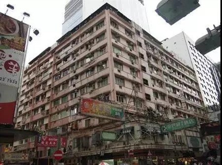 报告称，香港将在面积达300平方公里的都会区新建住房92万套，满足容纳250万人的住房需求，另外还要新建33万套公租房，给低收入人群解决住房问题。
