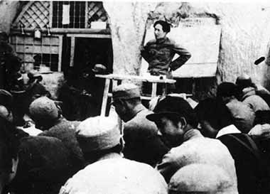 毛主席严肃批评了当时根据地学校教育中存在的“教哲学的不引导学生研究中国革命的逻辑，教经济学的不引导学生研究中国经济的特点，教政治学的不引导学生研究中国革命的策略，教军事学的不引导学生研究适合中国特点的战略和战术”的做法。
