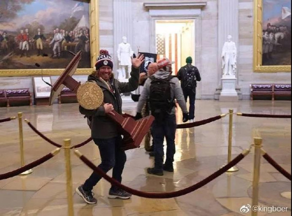 美国就是一面镜子。这也是将社会生产的组织交予资本，将社会财富藏于少数人，媒体掌控舆论、与资本沆瀣一气，剩下的人在生存边缘挣扎、失落、失语、逐渐走向“失智”的必然。