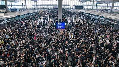 直击｜香港机场瘫痪两天，现场出现美国国旗