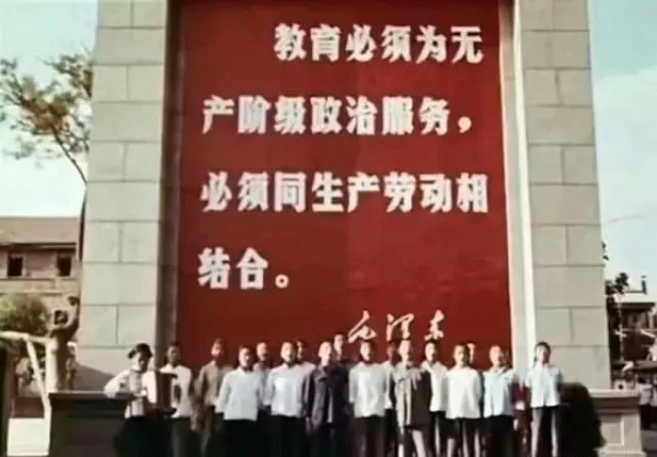 毛主席真是青年人的好朋友！真是青年人答疑释惑的好导师！更给当今青年人树立了活学活用的典范楷模！