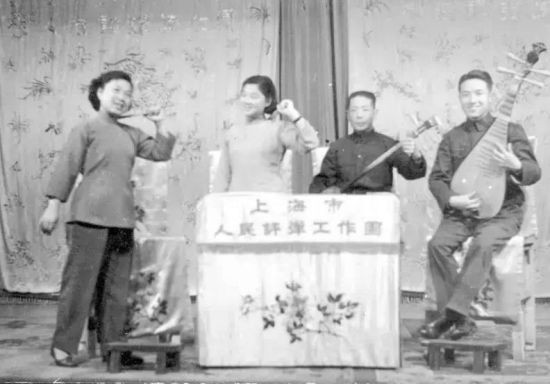 由赵树理倡导的北京故事实践体现了“史诗传统”和文艺“现代制度”某种程度的冲突,而上海市的“大讲革命故事”运动则体现出了共和国文艺的“体制化”。“双城故事”共同展示了“普及第一”的文艺方针在不同历史条件下的发展可能。