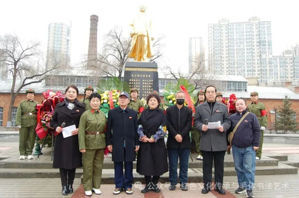 清明寄哀思  深情缅伟人——冰城群众冒雨雪纪念毛主席