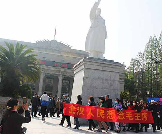 人民领袖爱人民，清明时节武汉人民思念毛主席，向武汉剧院毛主席雕像敬献花篮！