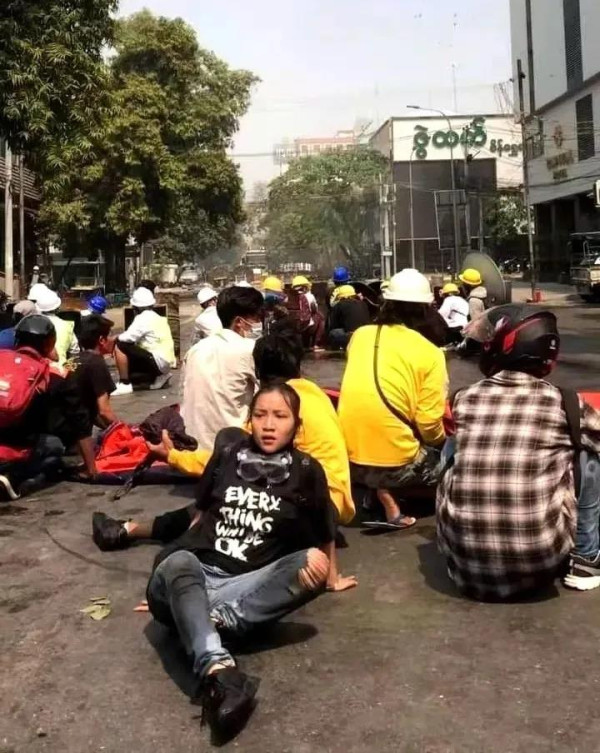 西方在选取这个祭品之时，对其华裔身份的利用也一定有了考虑。