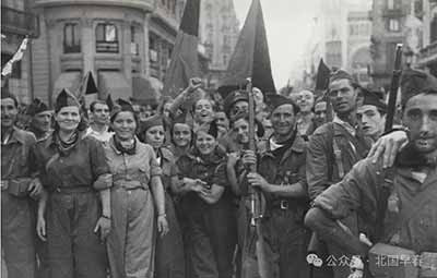 拿新大众文艺和新人民文艺所塑造的人民形象来对比，我们可以看出新大众文艺塑造的人民形象实质上模糊淡化了阶级立场，也缺乏批判现实本质的能力，没有写出真正的人民形象。
