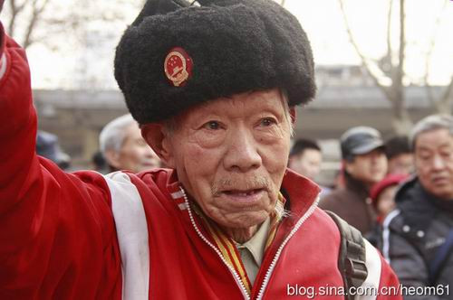 2012年12月26日10时35分,郑州忽现彩虹。正在人民广场纪念毛泽东诞辰119周年的人们,高喊毛主席万岁!
