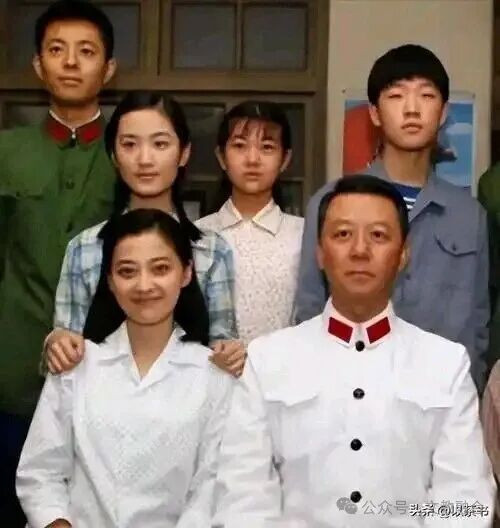 从"父母爱情"到"人民爱情",从"特权叙事"到"人民叙事",这条路还很长。但《父母爱情》的颠覆性重评,至少证明了一件事:人民醒了。镜子亮了。照妖镜下,魑魅魍魉,无所遁形。