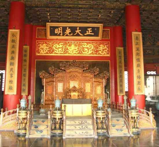 经济基础决定上层建筑,要改变旧中国绝大多数人的精神面貌和生活方式,实现富国强兵,必须摧毁由列强控制的一盘散沙的经济基础。作为列强代理人,身为军阀、买办、地主的蒋、宋夫妇,显然不打算这么干。所以,他们的廉价的口是心非的说教,最终只能变成笑话。