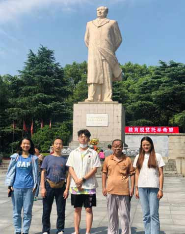 他们在困苦之极时,想到曾经有过伟大、辉煌的毛泽东时代,有过高福利的“五免”社会,有过严格的八小时工作制,就不约而同地向往毛泽东时代,呼唤着毛主席。