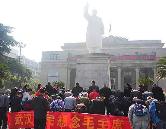 人民领袖爱人民，清明时节武汉人民思念毛主席，向武汉剧院毛主席雕像敬献花篮！