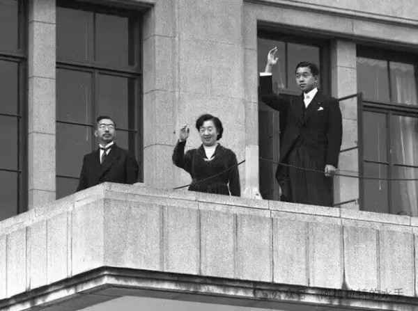 日本投降后的疯狂:右翼暴乱、自杀与未曾降临的革命