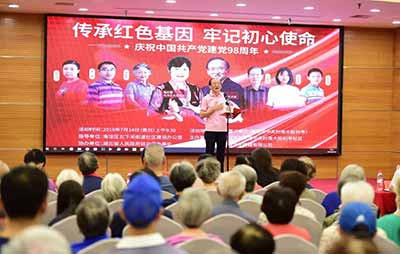 毛小青和著名表演艺术家舒耀瑄应邀参加北下关街道举行的
