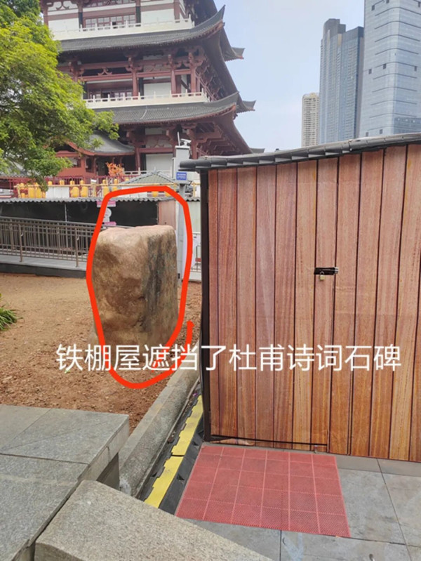 杜甫江阁应该属于杜甫,属于唐诗的苍茫与沉郁,属于长沙人引以为傲的湖湘文脉,而不是属于几片摇曳的塑料屁帘子和诡异的黄灯笼。