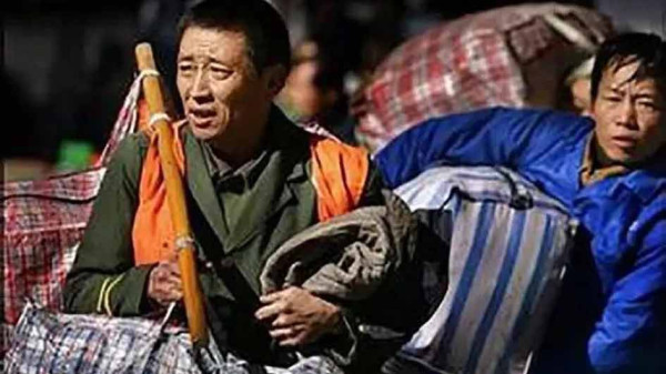 “阵痛过后是新生”——这句曾在国企改革时期频繁出现的承诺，如今听来仿佛历史深处一声遥远的叹息。几千万下岗工人曾紧握着这句誓言，在机床停转的寂静中，在告别宿舍区的最后回眸里，期待着阵痛之后的黎明。然而几十年过去，那些宣传阵痛的人早已腰缠万贯，而等待新生的人们，仍在生活的底层挣扎。这不禁让人追问：那究竟是一场不可避免的改革阵痛，还是一场精心设计的财富转移？