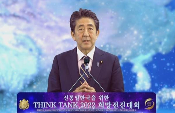 看看日本这个社会,自从被美国接管之后,从天皇到首相,都是美国的走狗,政客财阀们可以世代继承,邪教头子可以大肆敛财.......举国上下,受伤的只有普通人,只有上山彻也这样默默无闻的蝼蚁。他的一生,都被邪教、右翼政客、财阀毁了,但没有人在乎他的感受。日本人,需要反思,是什么,把一个品学兼优的做题家逼上了绝路?是什么?让一个逆来顺受的老实人举起了枪?