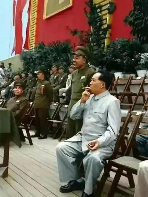 这50年的实践检验得够不够？为何这么多人崇拜他？毛主席往那一坐那气场……